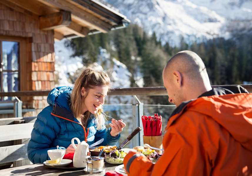 Die Sonnenterrasse lädt auch im Winter zum Essen ein