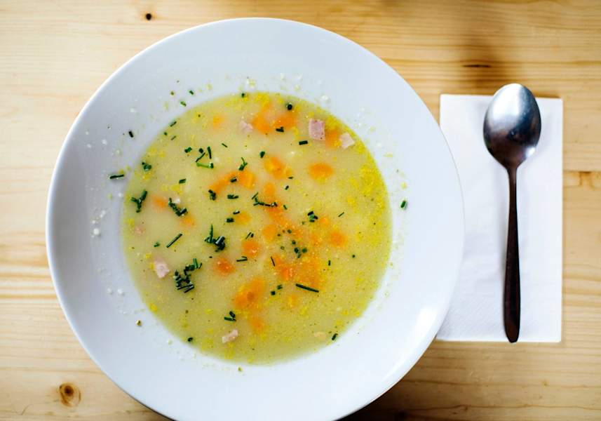Gerstensuppe mit Gemüse und frischen Kräutern