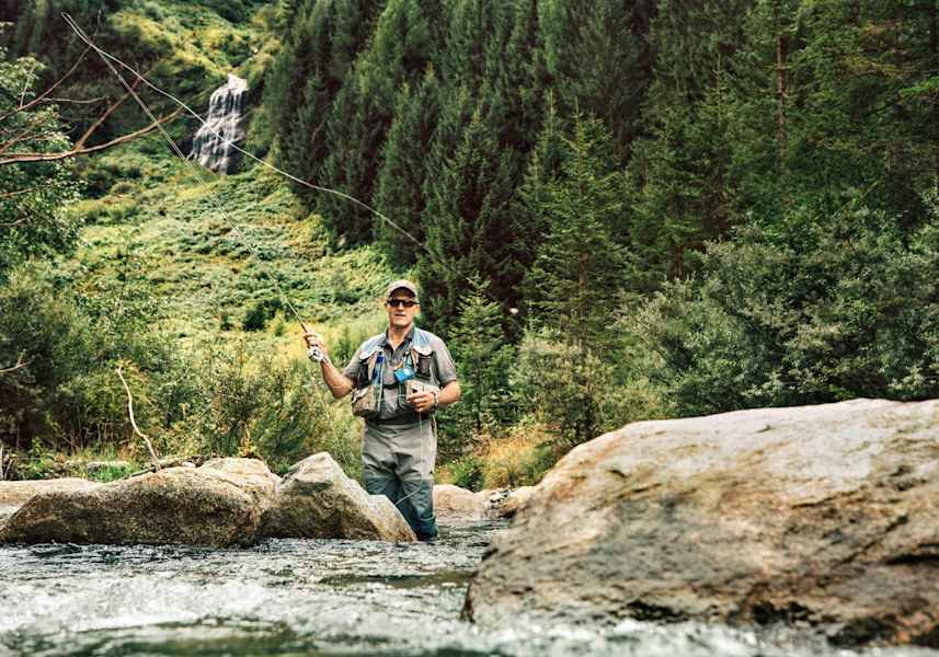 Die Angelschnur wird im Bach ausgebracht
