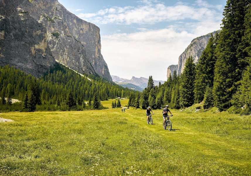 Eine Gruppe beim Radfahren am Almboden