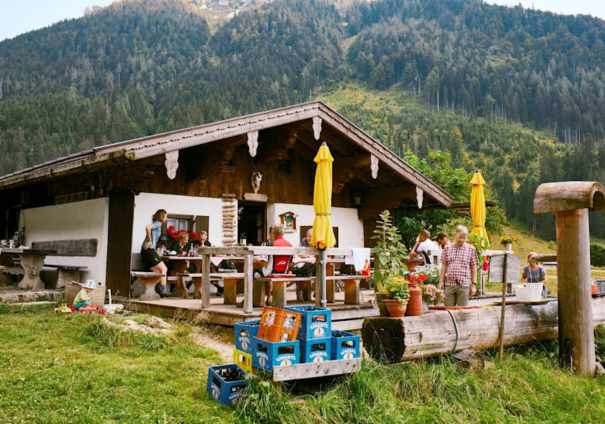Die Terrasse Der Dandlalm lädt zum Verweilen ein