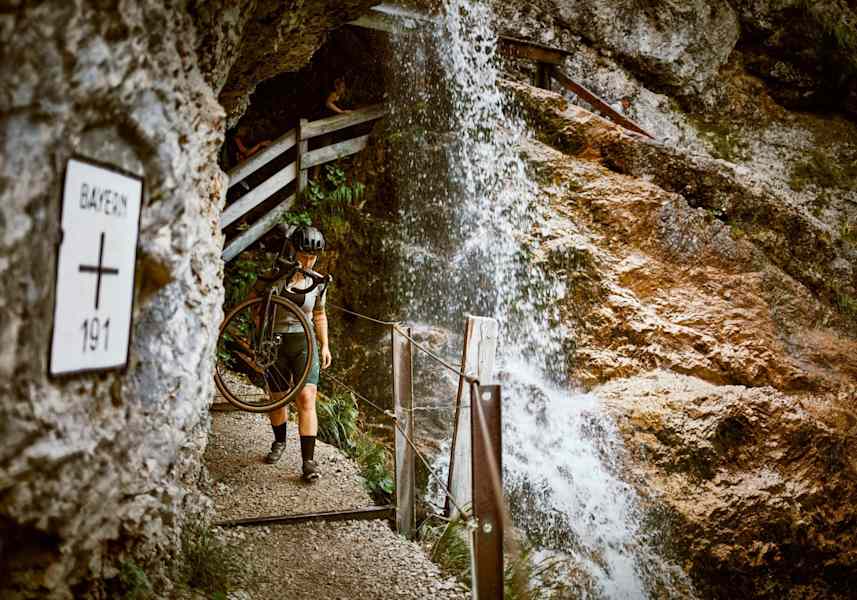 Durch den Wasserfall wird das Bike getragen.