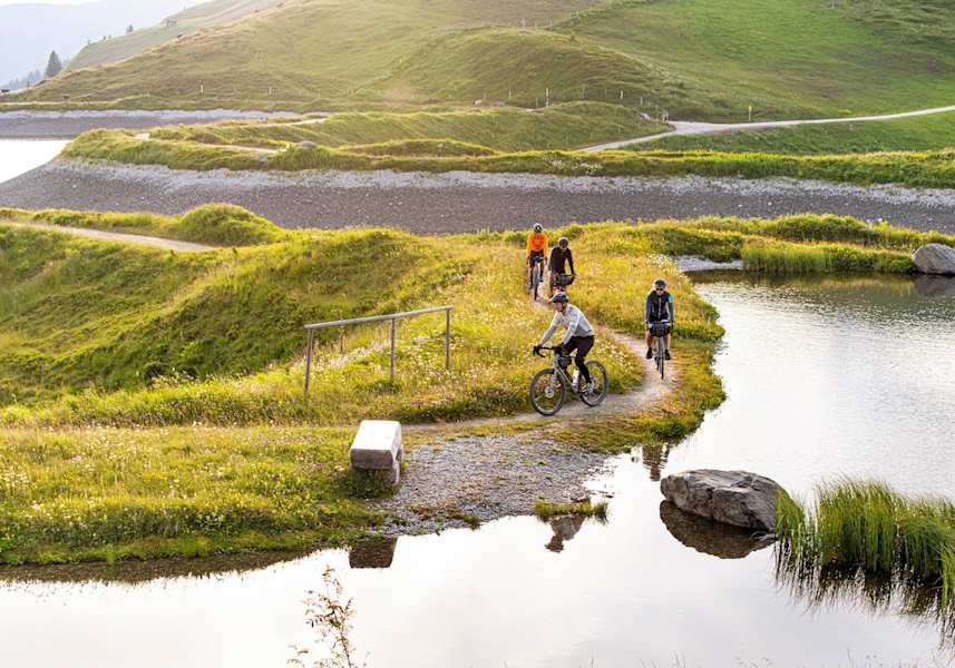 Die Gravelbiker drehen Runden um den kleinen Stausee.