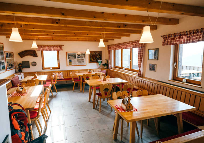 Die gemütlichen Innenräume der Hagener Hütte.