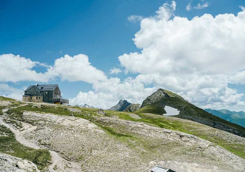Ausblick von der Hagener Hütte auf die Alpenlandschaft.
