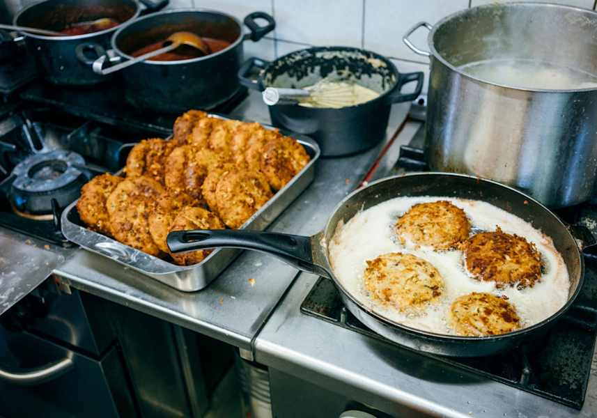 Auf der Hagener Hütte gibt es viele kulinarische Klassiker.