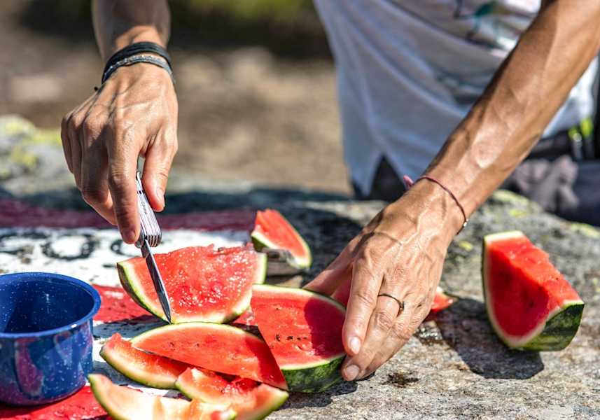 Die Melone wird für die Stärkung in Stücke geschnitten
