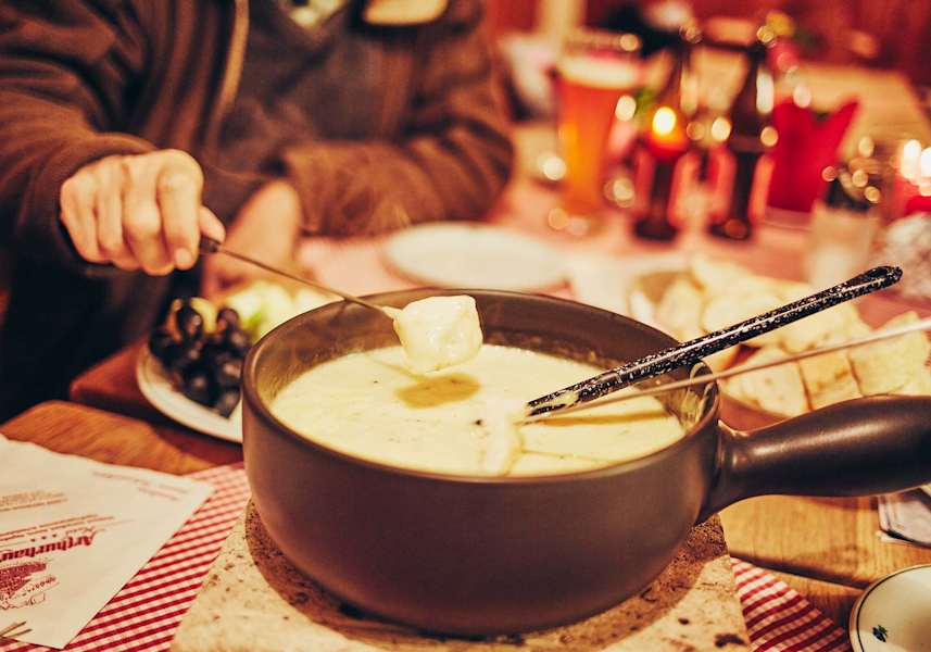 Das selbstgemachte Käsefondue wird serviert.