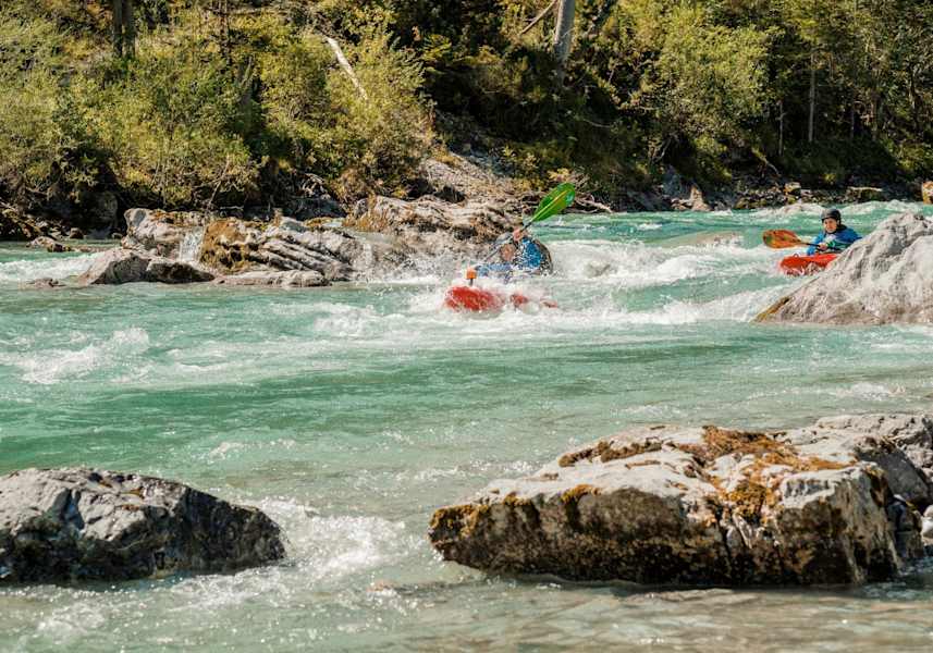 Kajakfahrer in den Strömungen des Lechs