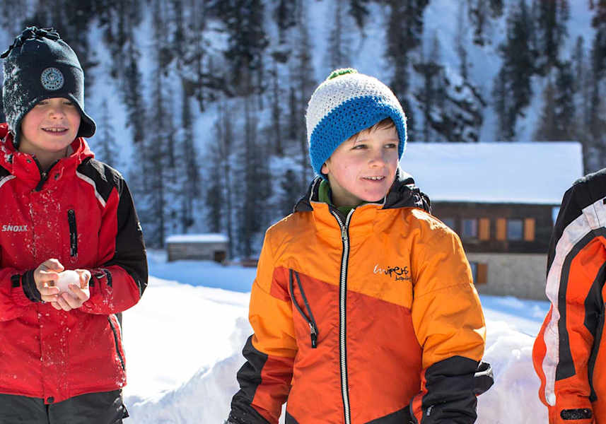 Die Kinder lauschen gespannt.