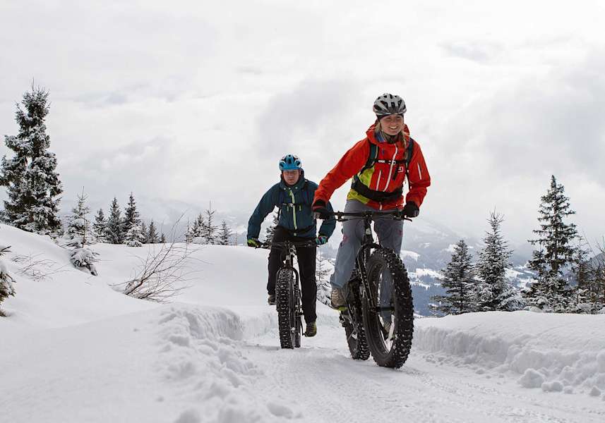 Fatbiken auf winterlichen Wanderwegen.