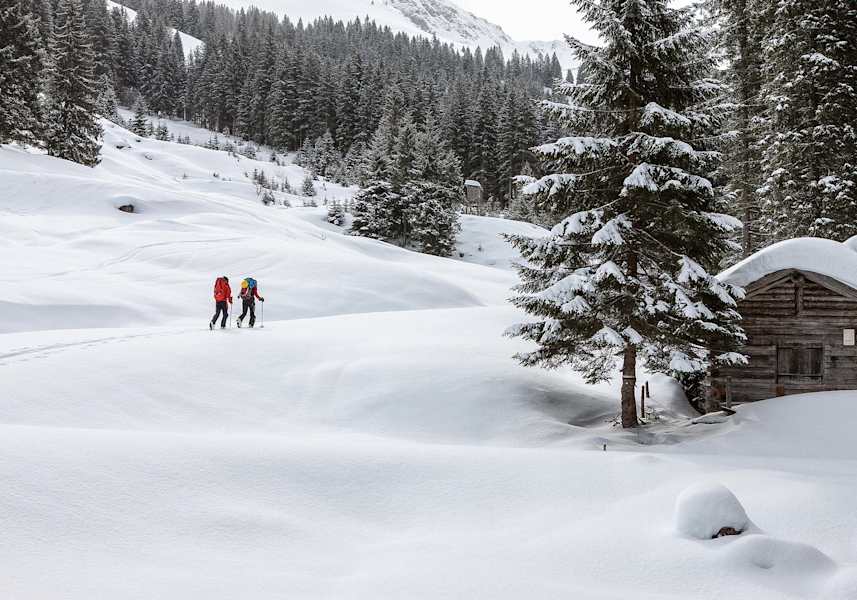 Unberührte Winterlandschaften laden zum Skitouren gehen ein.