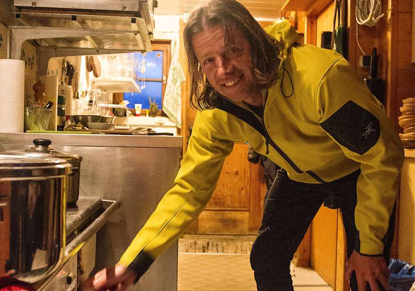 Der Hüttenwirt beim Einheizen.