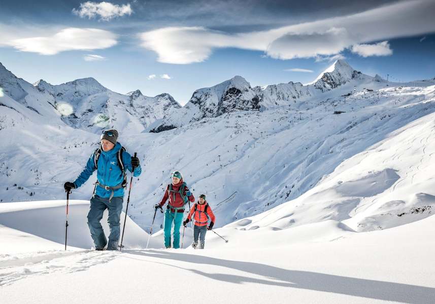 Der Bergführer leitet die Skitourengruppe durchs freie Gelände