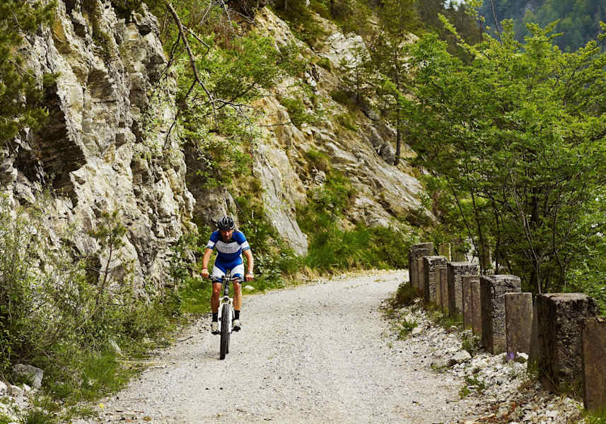 Mountainbiker auf einer Schotterstraße