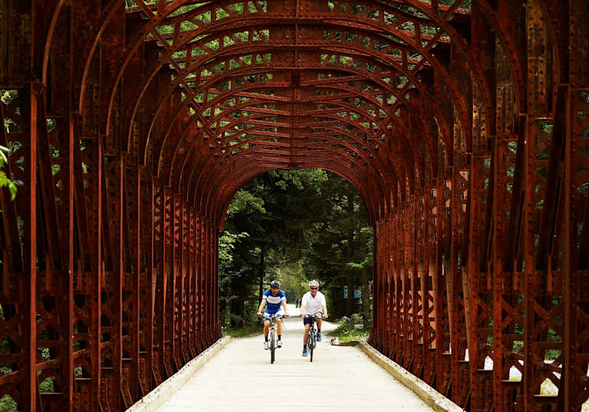 Zwei Radfahrer auf einer Brücke