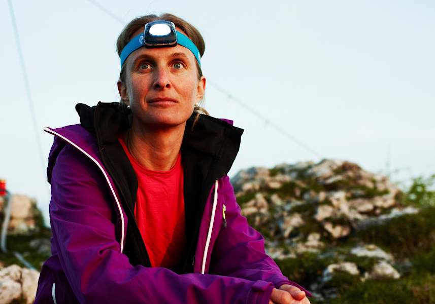 Wanderin mit Stirnlampe