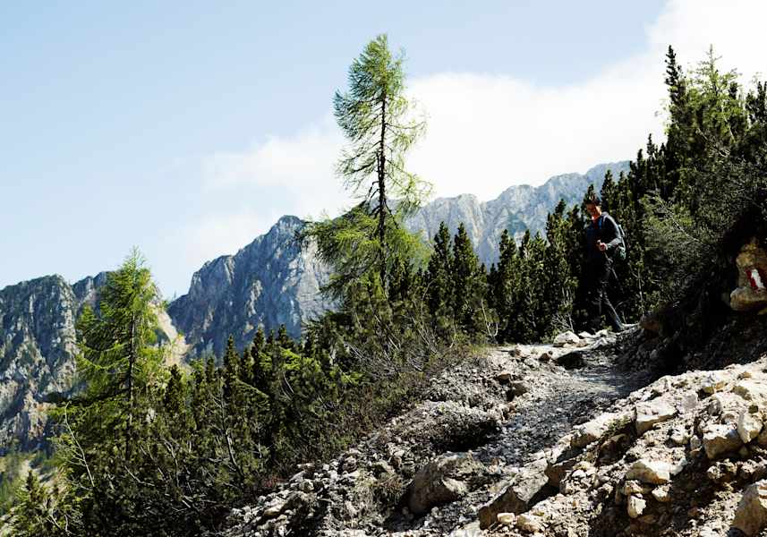 Felsiger Wanderweg mit einem Wanderer