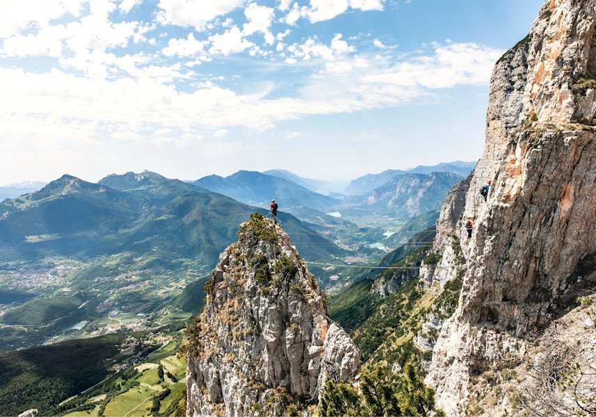 Klettersteige gibt es auch genug rund um den See.