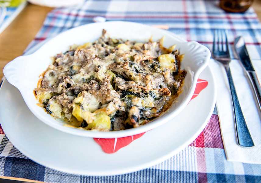 Frische Pizzoccheri mit Käse.