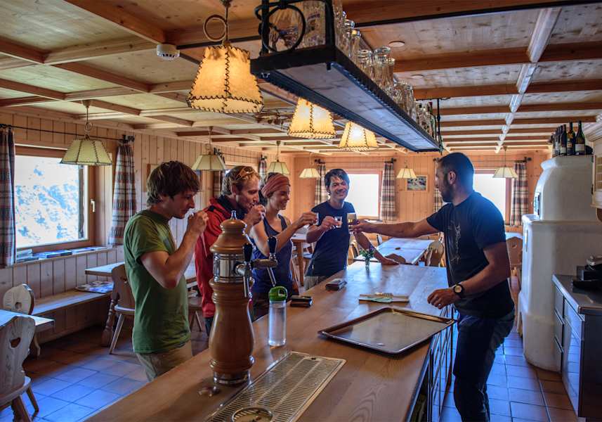 An der Schank wird man mit Schnaps verköstigt.