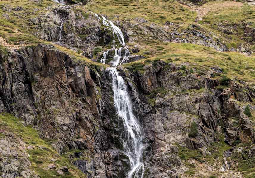 Ein kühler Wasserfall vor der Hütte.