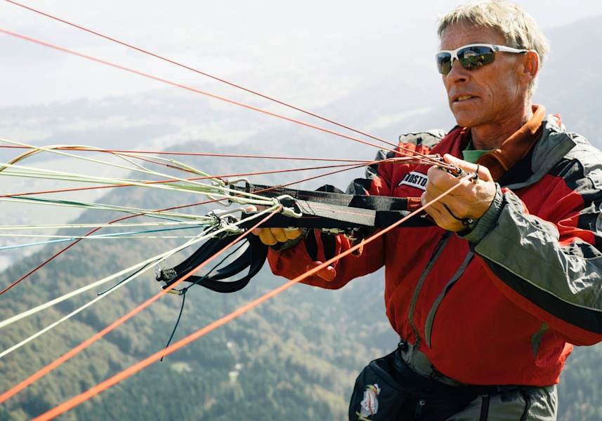 Paragleiter überprüft seine Leinen