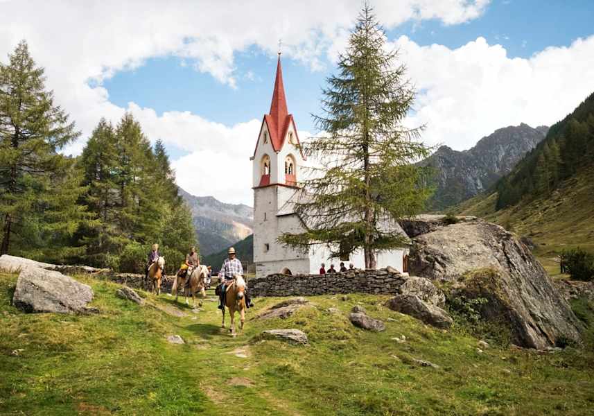 Die Trekkinggruppe vor der Bergkapelle