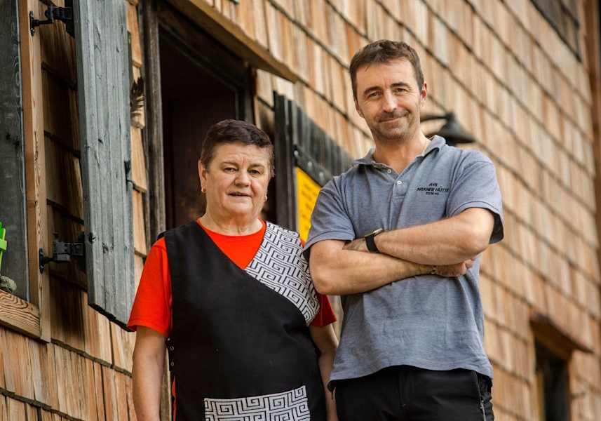 Mutter und Sohn schupfen die Brixner Hütter