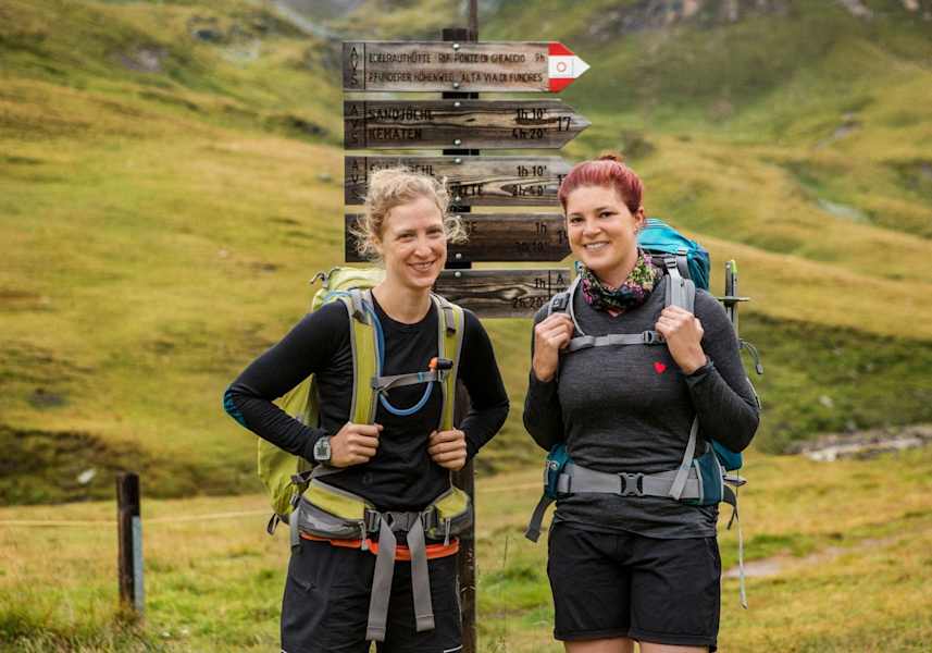 Die zwei jungen Frauen auf ihrer Mehrtagestour