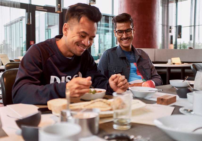 Christian und Gui am gedeckten Frühstückstisch