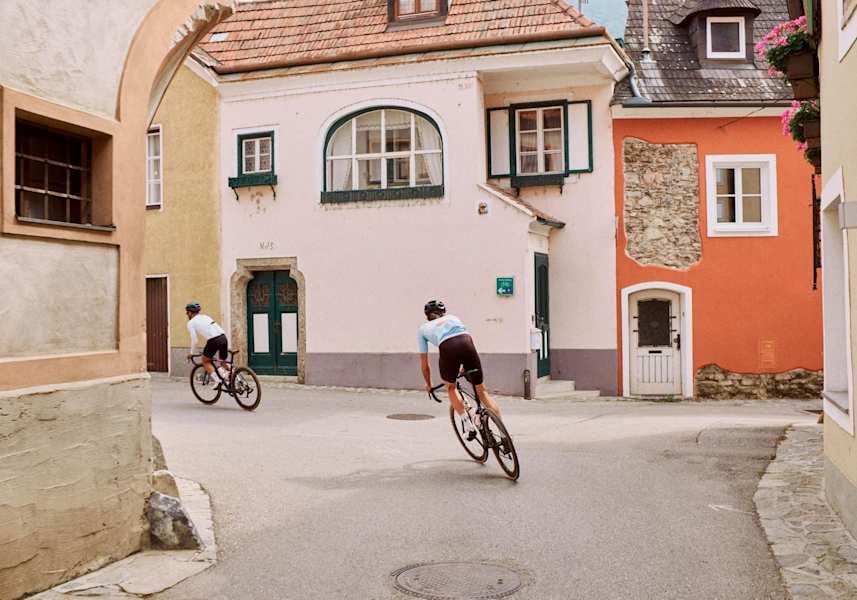 Die Gruppe radelt durch die Dörfer der Wachau