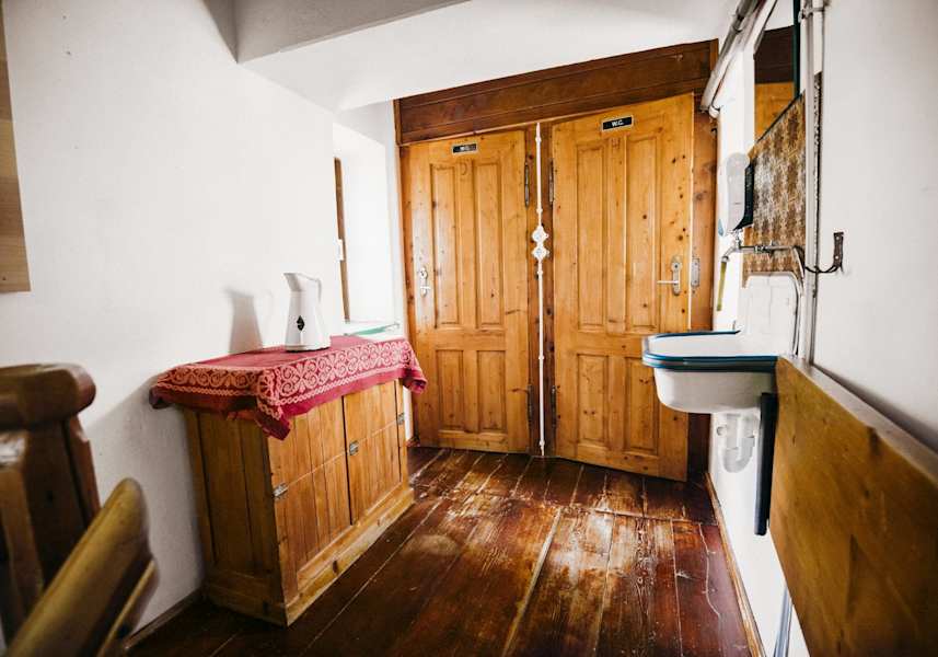 Waschbecken und Toilette einfach wie es sich auf einer Almhütte üblich ist