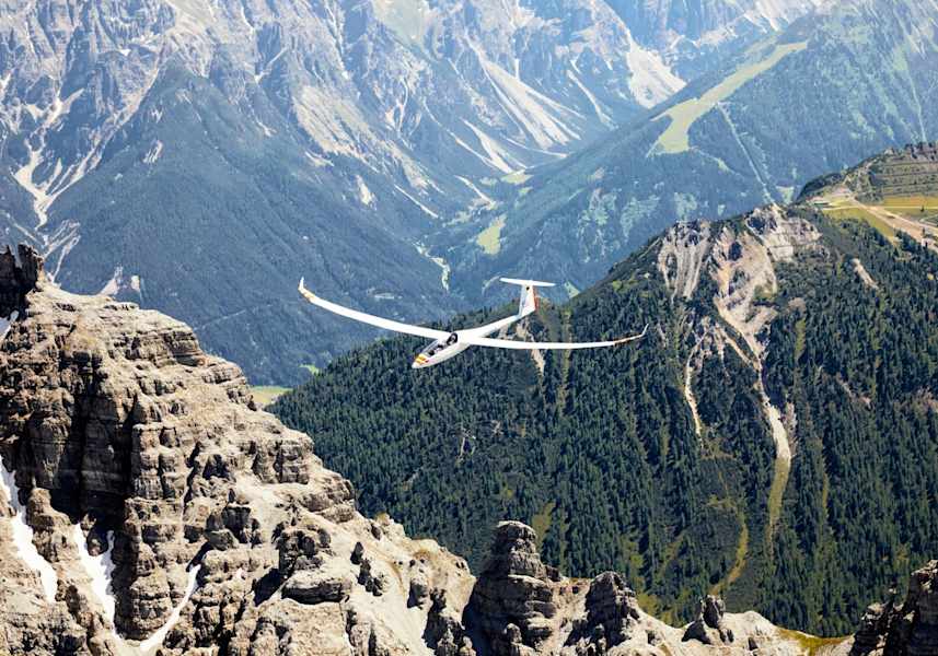 Das Flugzeug schwebt über dem Stubaital.