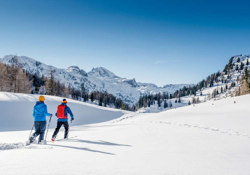 Zwei Schneeschuhwanderer in einer atemberaubenden Landschaft