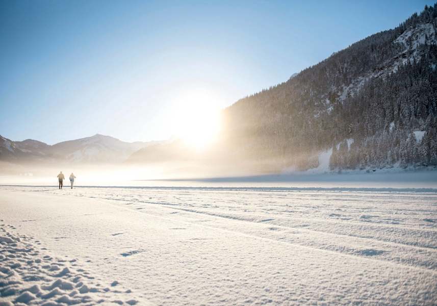 Am gefrorenen Haldensee ist eine Langlaufloipe präpariert