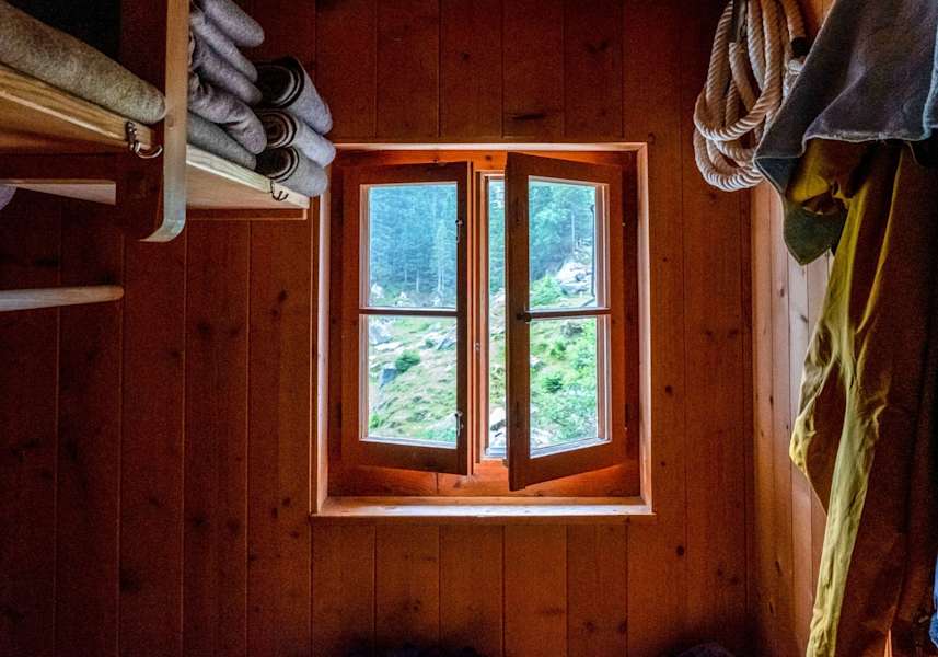 Blick aus den inneren der Hütte auf den Fellibach hinaus.