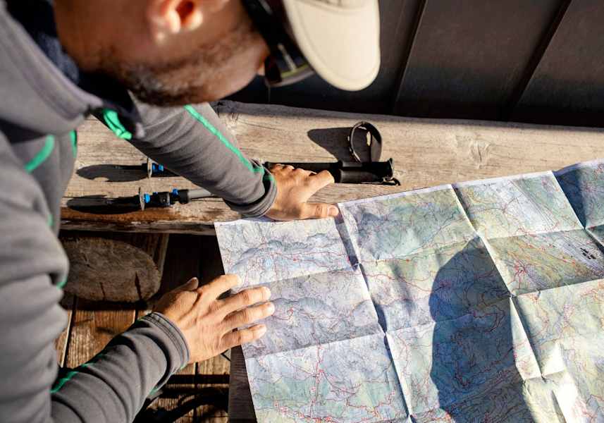 Ein Wanderer studiert die Karte.