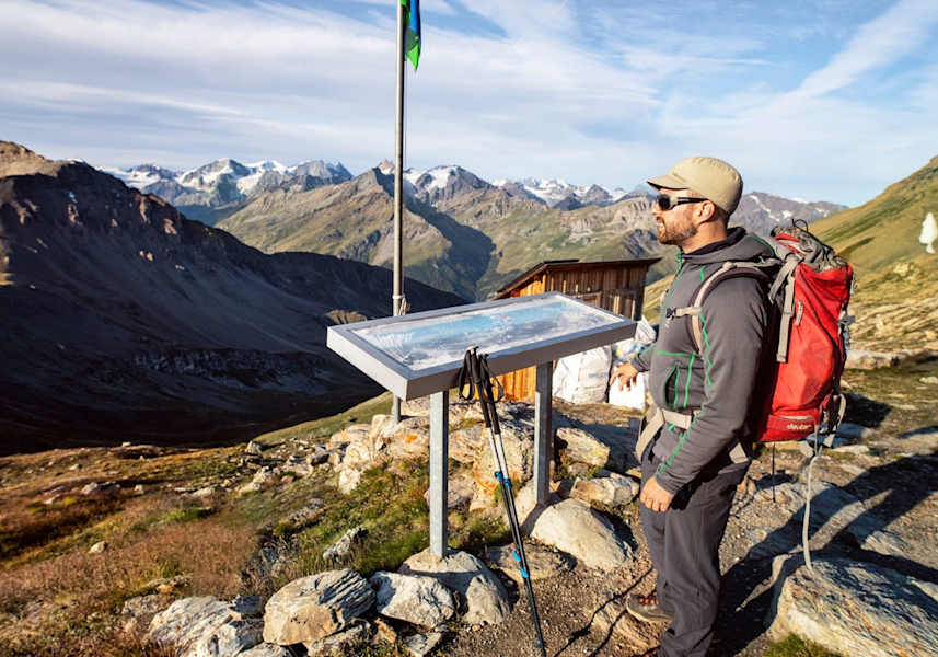 Die umliegenden Viertausender sind alle auf der Panoramatafel vermerkt.