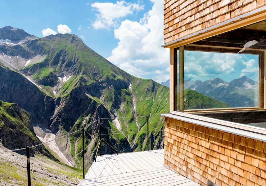 Holzschindeln an der Außenwand vereinen einen modernen sowie alpinen Baustil