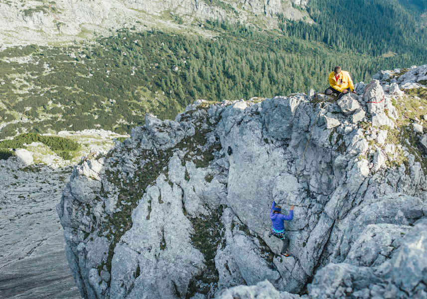 Ein Kletterer in der Steilwand.