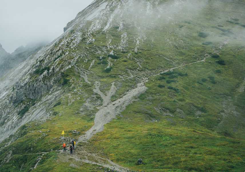 Wanderer unterwegs Richtung Hocheck.