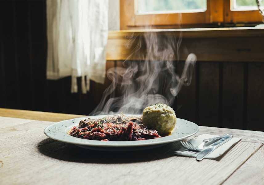 Ein dampfender Teller Gamsgulasch.