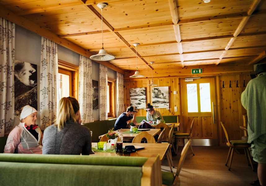 Blick in die gut gefüllte Gaststube