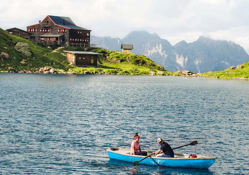 Bootsfahrt auf dem Wildsee mit Blick auf das Wildseeloderhaus.
