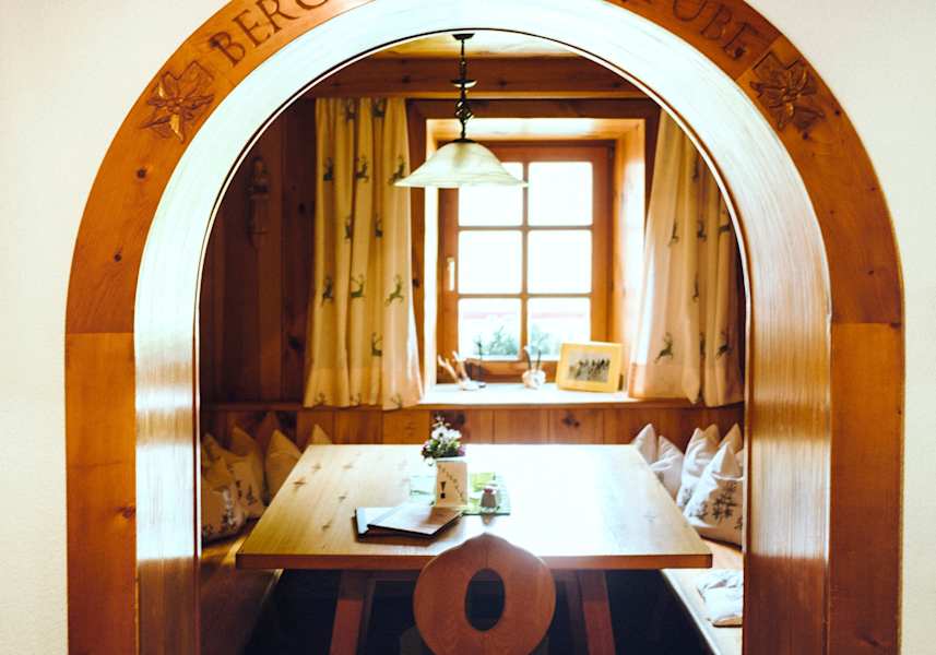 Stube mit Torbogen aus Holz.