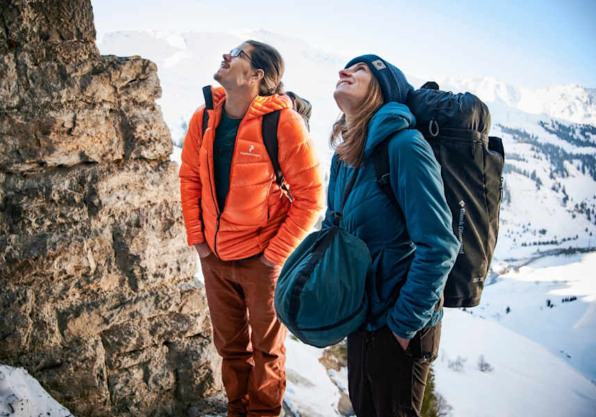 Alex und Barbara betrachten die Felswand bevor der Anstieg beginnt.