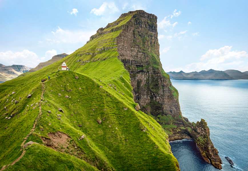 Der Leuchtturm von Kallur bei Trøllanes auf der Insel Kalsoy ist ein beliebtes Fotomotiv