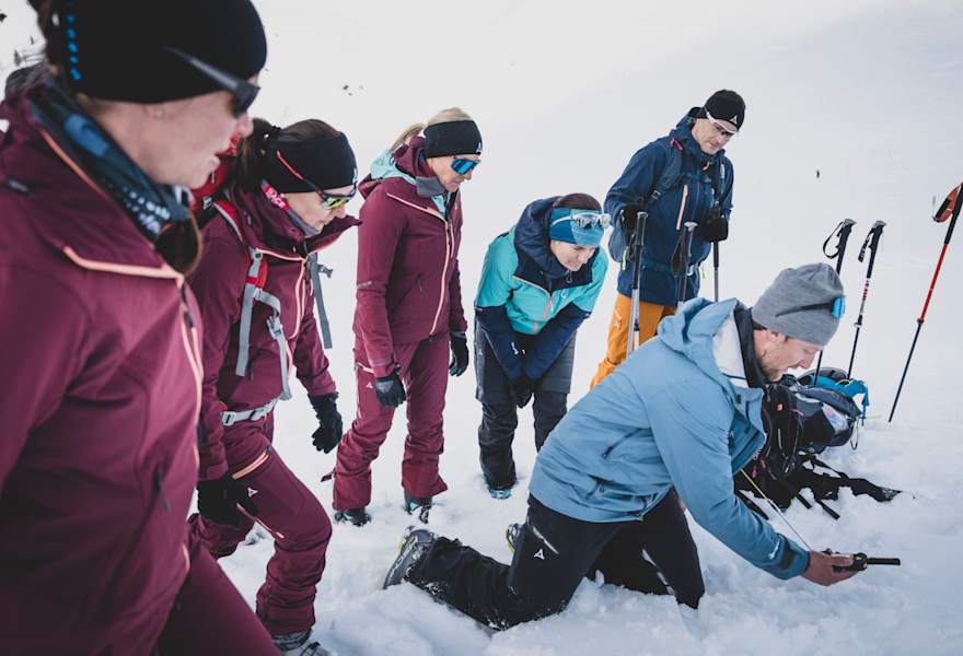 Der Profi zeigt, wie man es richtig macht: Während der Feinsuche sollte das LVS-Gerät möglichst dicht über die Schneeoberfläche geführt und nicht mehr gedreht werden.