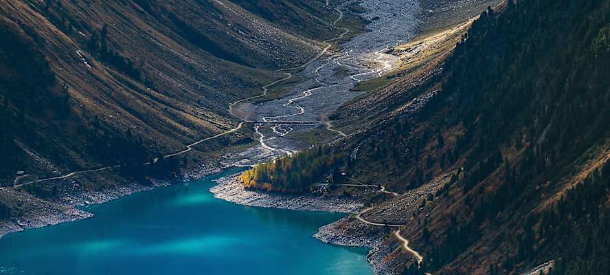 Lichtspiele im Schlegeisspeicher im Naturpark Zillertaler Alpen